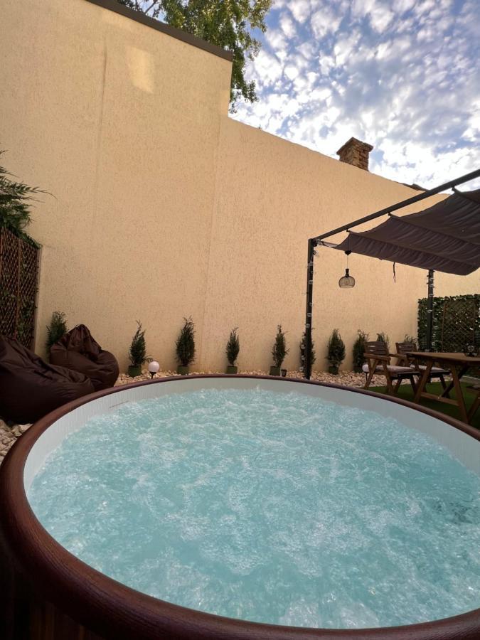 Downtown Hidden Garden With Jacuzzi In Bucharest Leilighet Eksteriør bilde